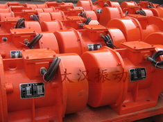 YZS振動(dòng)電機(jī)：加裝防護(hù)外殼，密封性強(qiáng)不易損壞。