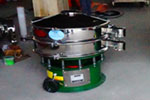 800型單層三次元振動(dòng)篩，產(chǎn)量可達(dá)800kg/h。