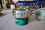 1200型三次元振動(dòng)篩，產(chǎn)量可達(dá)2100kg/h。